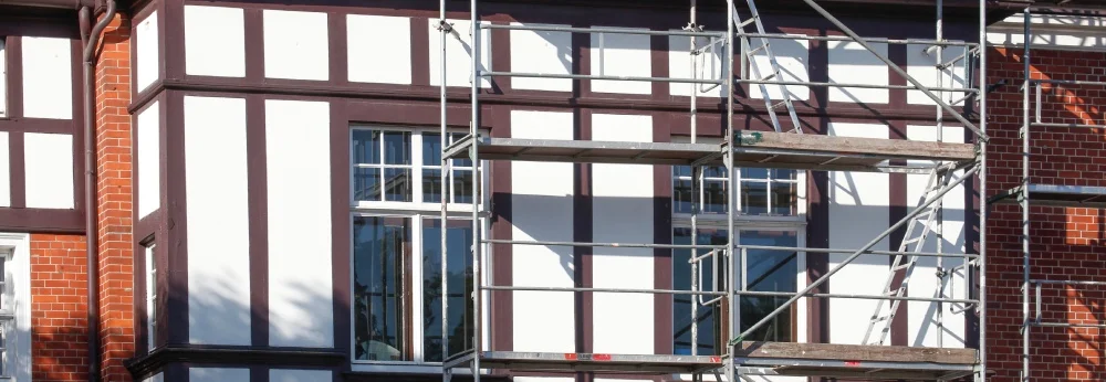 Gerüst an einer Fachwerkhaus-Fassade bei einer Sanierung.